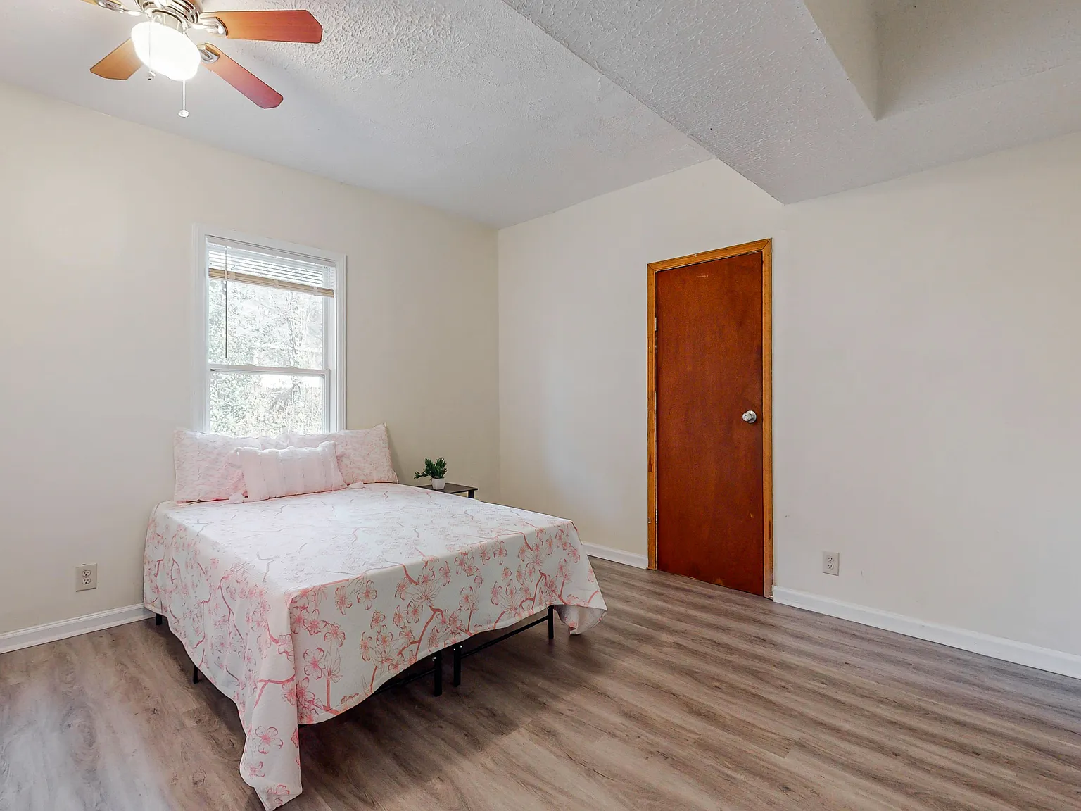 4 bed, 4.0 bath, 2608 sqft, $693 — Photo 2