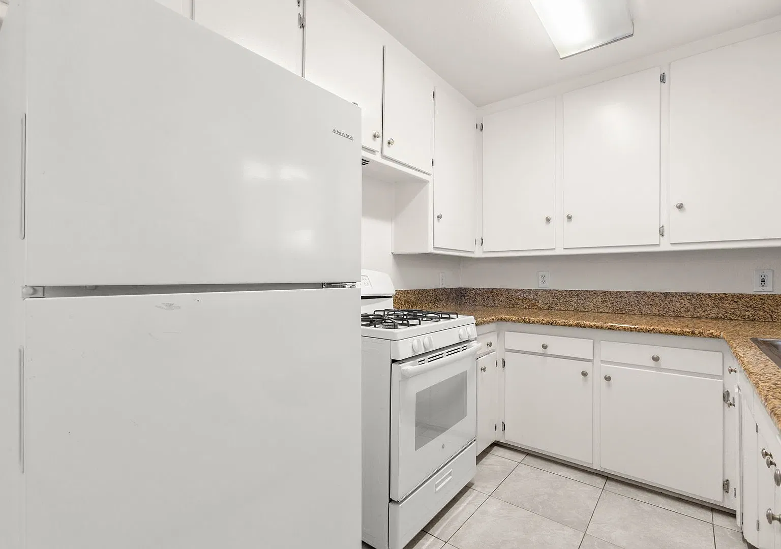 1 Month Free And Free 75" Tv Special! Spacious Upper 1 Bed / 1 Bath, Open Floorplan, Lots Of Clos... — Photo 1