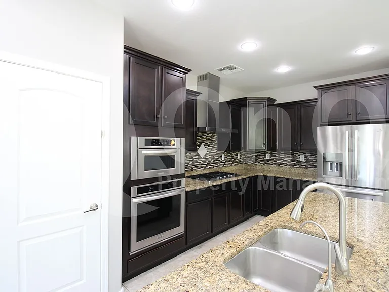 1611 W Tombstone Trl — Photo 3