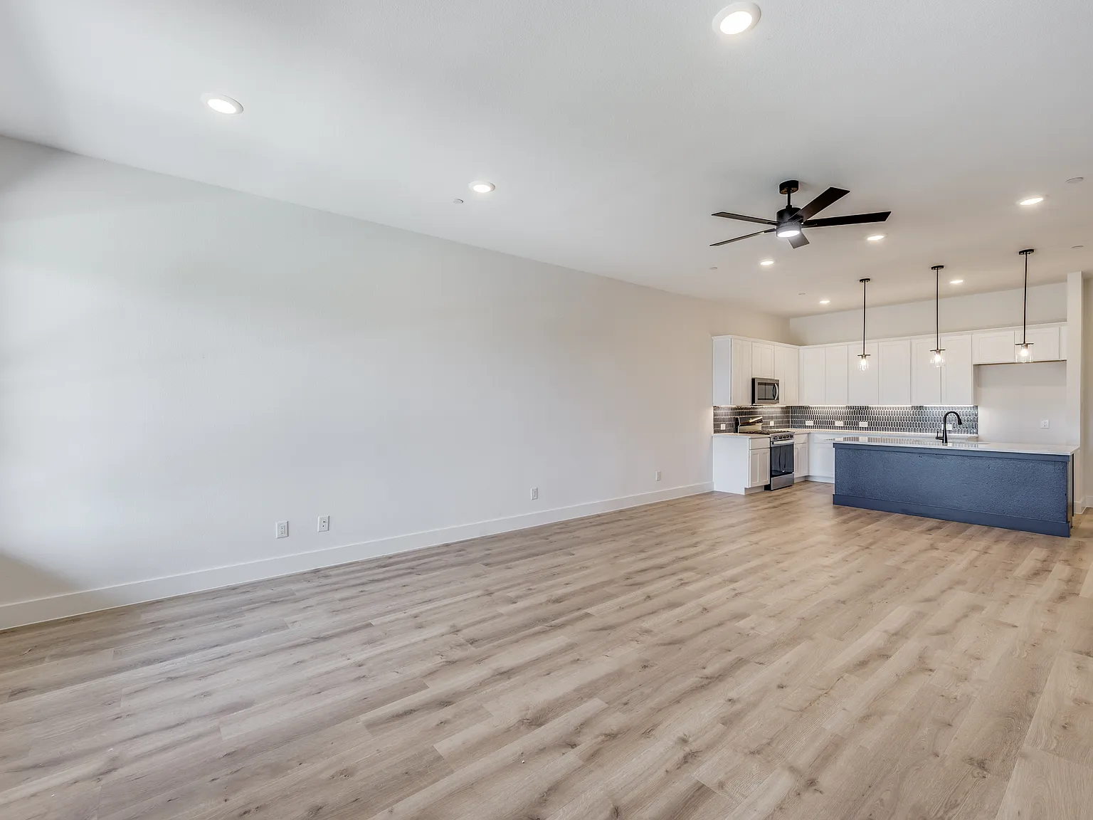3 bed, 2.5 bath, 1970 sqft, $2,700 — Photo 3
