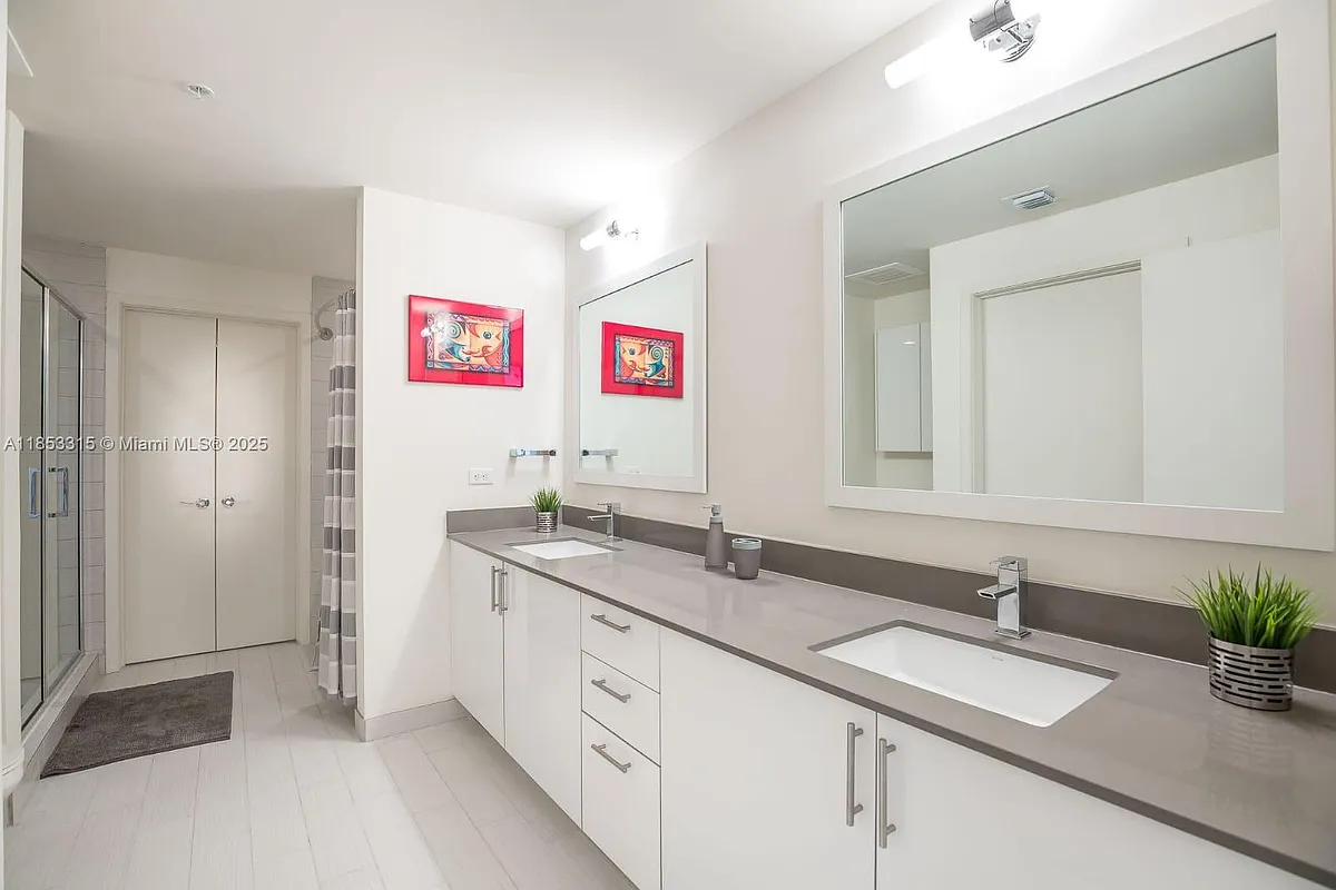 Photo 2 of 11 - 999 SW 1st Ave #1715 - Miami, FL Building Photo - 999 SW 1st Ave #1715