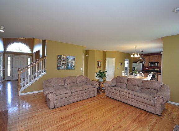 2nd image of 25017 Canterbury Ct