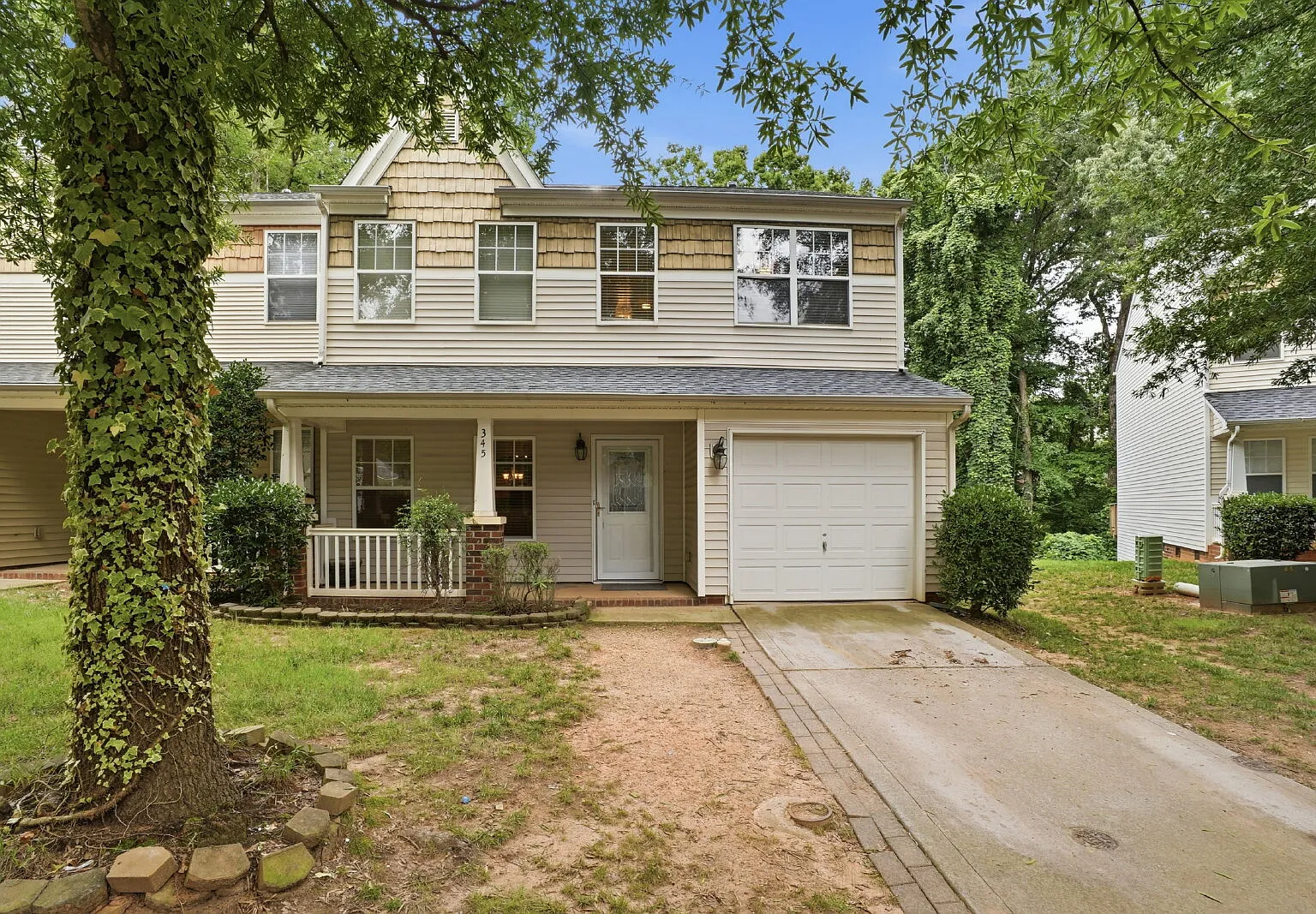 Spacious End Unit Townhome! — Photo 1