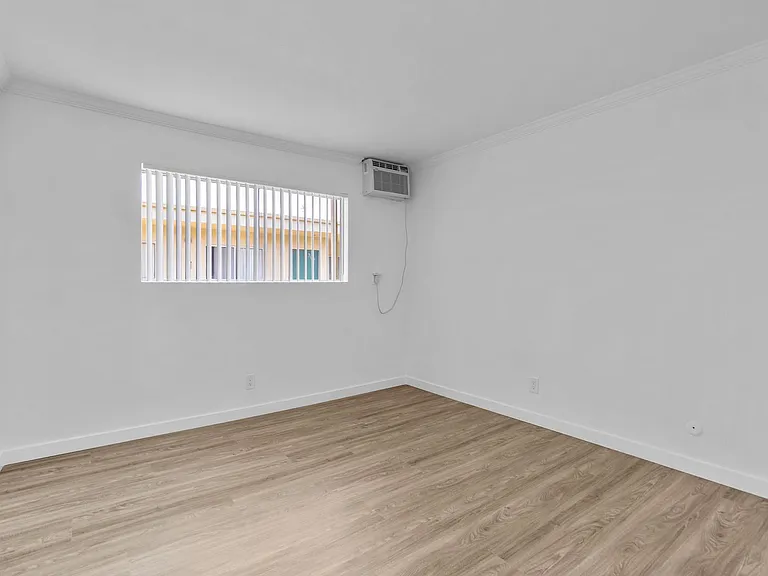 Encino Park West Apartments — Photo 31