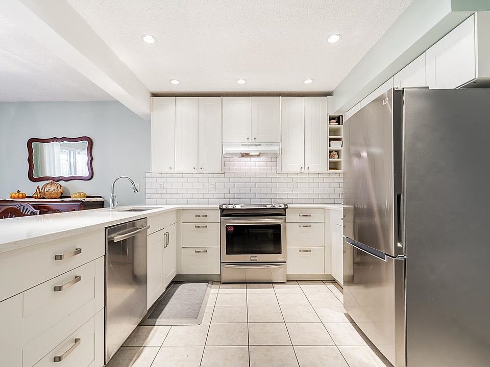 1st image of 250 Balmoral Pl