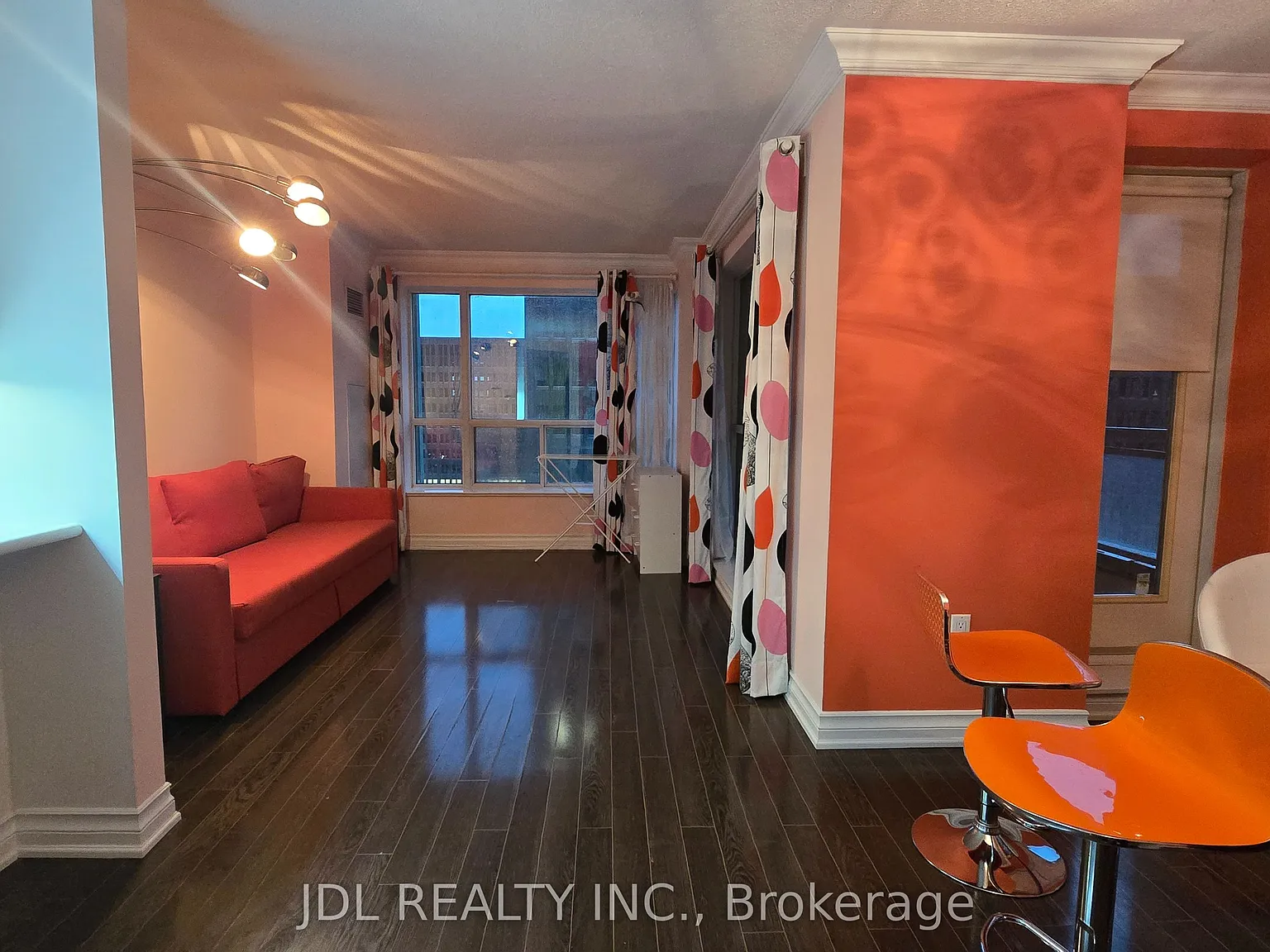 889 Bay St — Photo 3