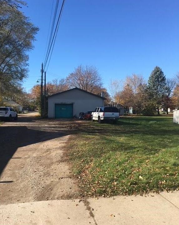 Nice lot with 1500 sq ft garage in convenient downtown Savage location!
