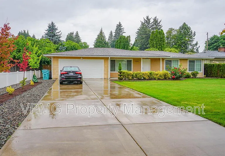 5404 NE 45th St — Photo 2