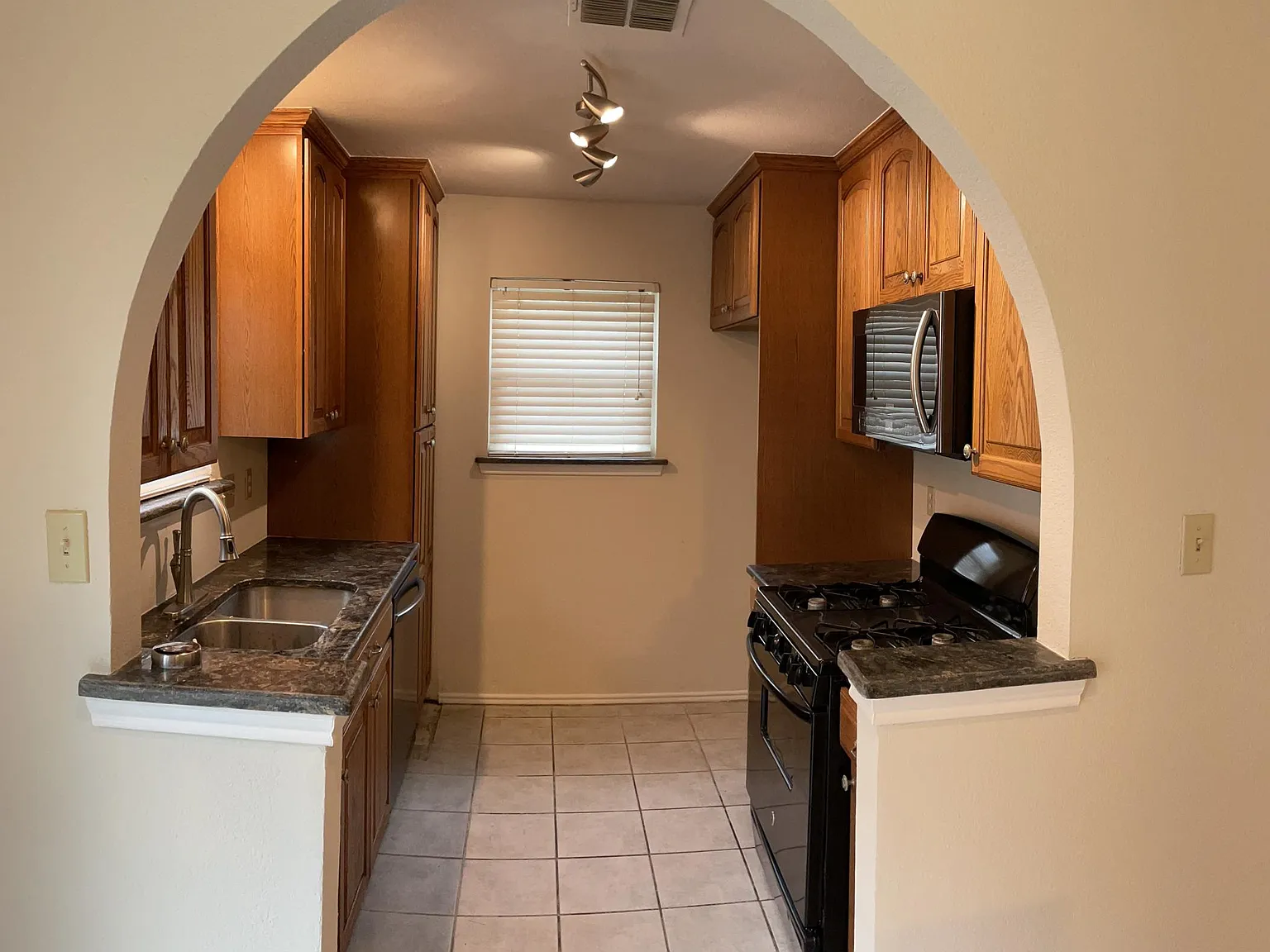 1104 Green Valley Cv — Photo 4