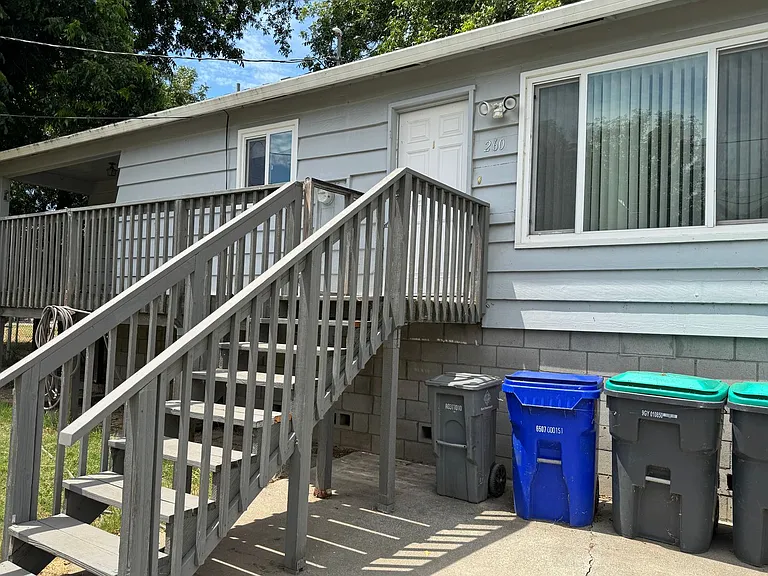 260 Cavalier Dr — Photo 2