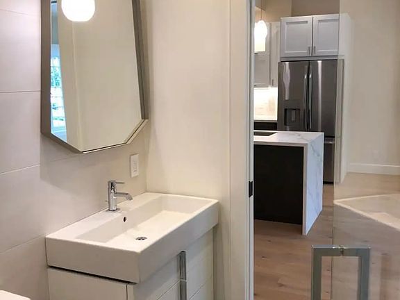 5th image of 1100 Lombard St APT 1