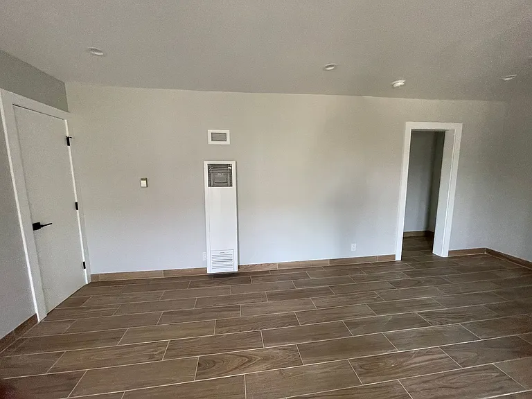 1819 S Manhattan Pl — Photo 2