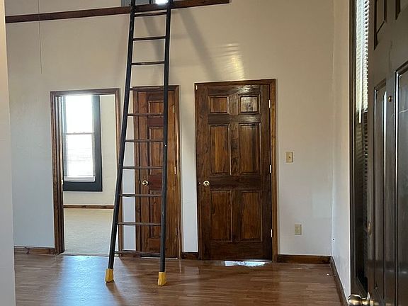 5th image of 311 W Brown St