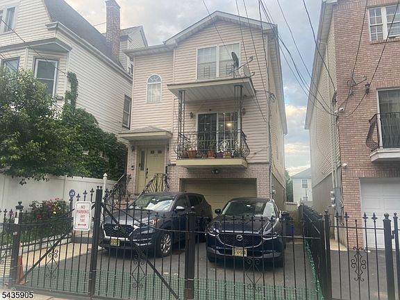 2nd image of 120 Seymour Ave