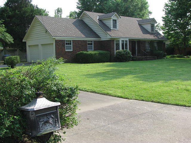 1st image of 915 S Rosewood Dr