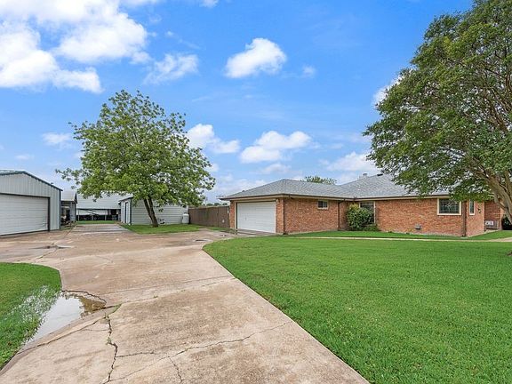 4th image of 834 Rock Creek Ln
