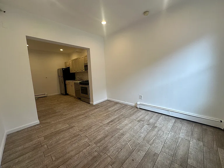 8 Lafayette St #6 — Photo 2