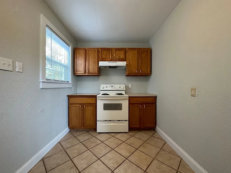 4024 Macarthur Dr — Photo 8