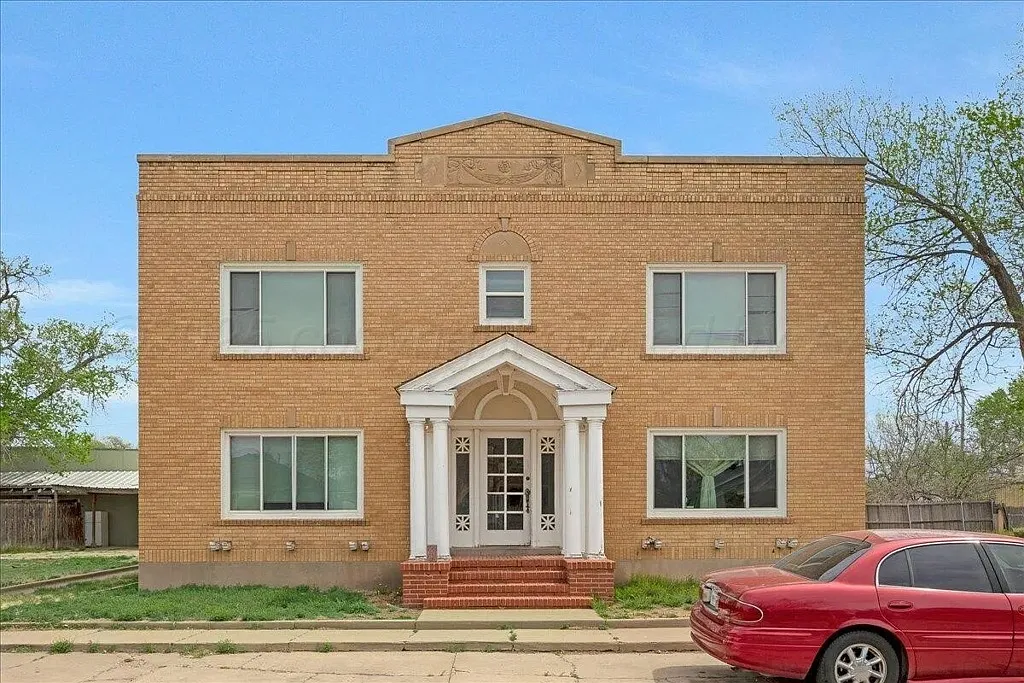 Cozy 1-Bed Apartment with Balcony and Parking in Amarillo — Photo 3