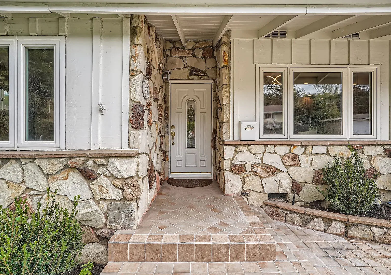 Updated 5-Bed Studio City Home on a Cul-de-Sac — Photo 2