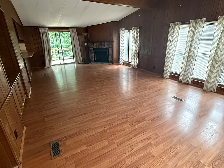 910 N Ealy St — Photo 4