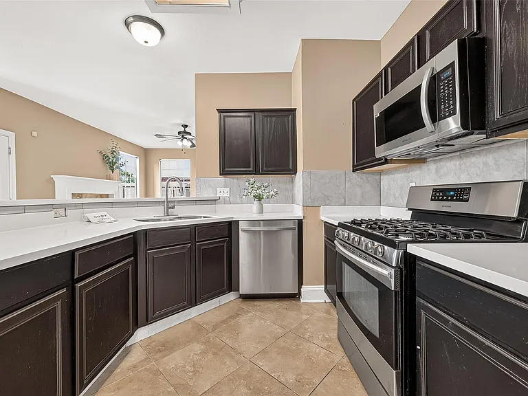 4011 Alexis Cir — Photo 2