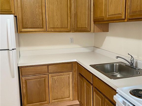 2nd image of 202 Park Ln Unit 202