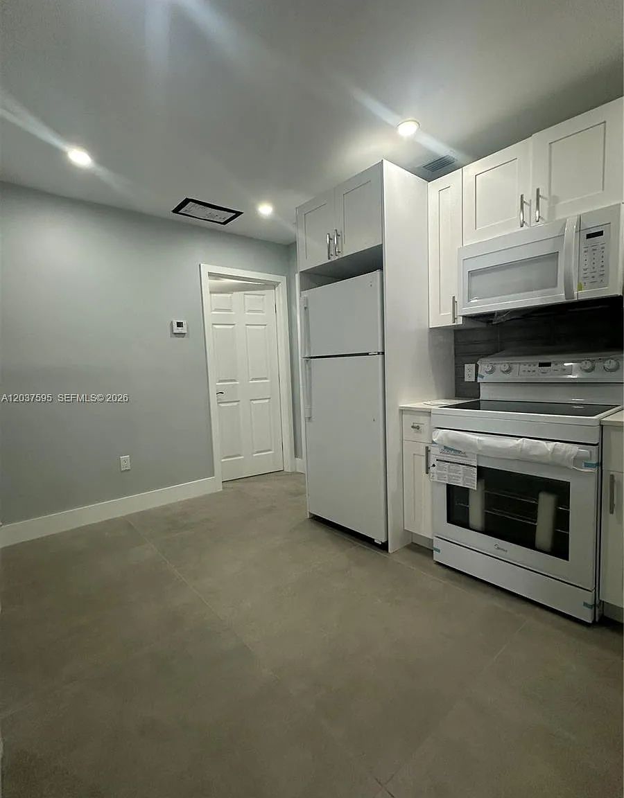 2 bed, 1.0 bath, $2,300 — Photo 3