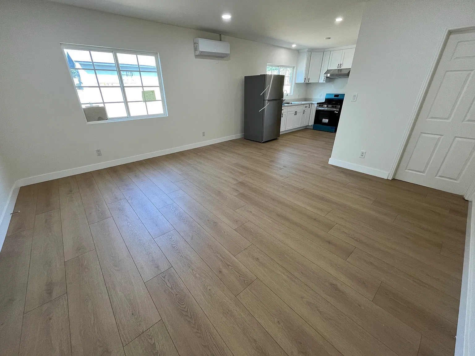 3 bed, 1120 sqft, $3,300 — Photo 2