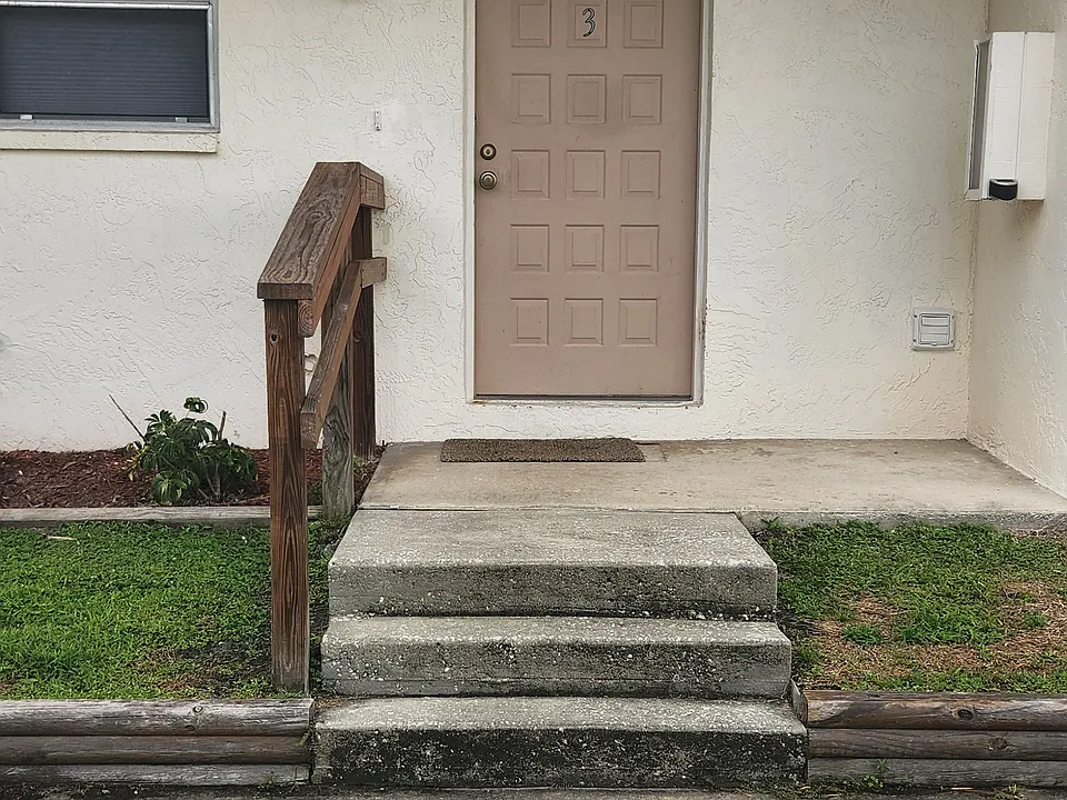 1829 Agora Cir SE #3