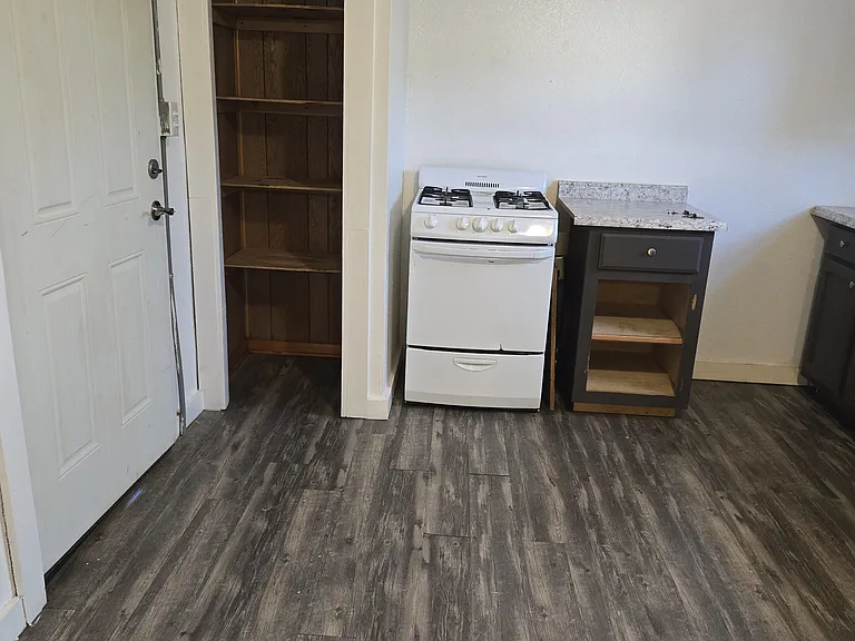 330 W Coler St #G — Photo 16