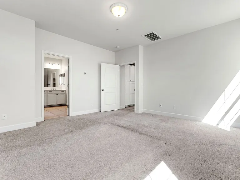 19218 Coliseum Ln — Photo 14