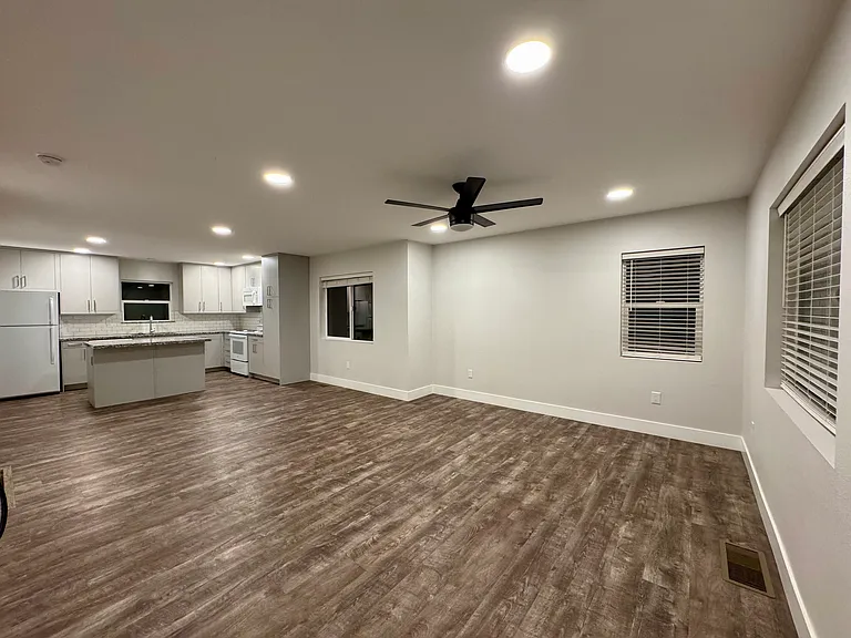 332 E 7th St #2 — Photo 9