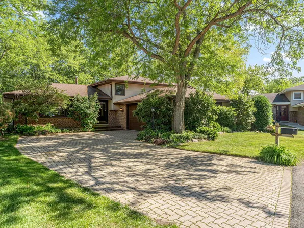 1093 Poplar Ct, Lake Zurich, IL 60047