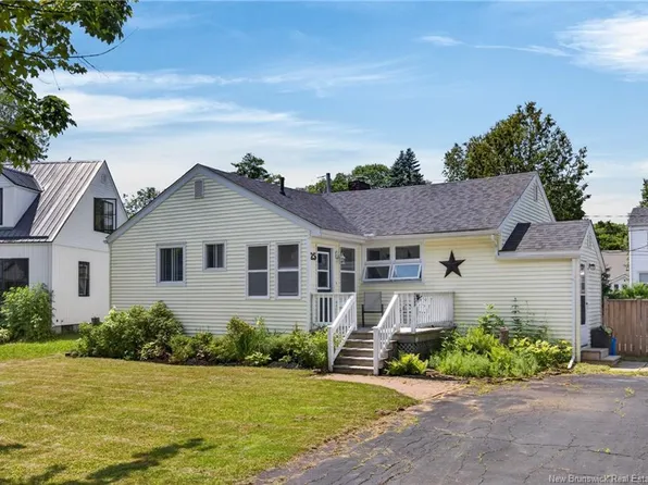 25 Woodbine Ct, Fredericton, NB E3B 2N5