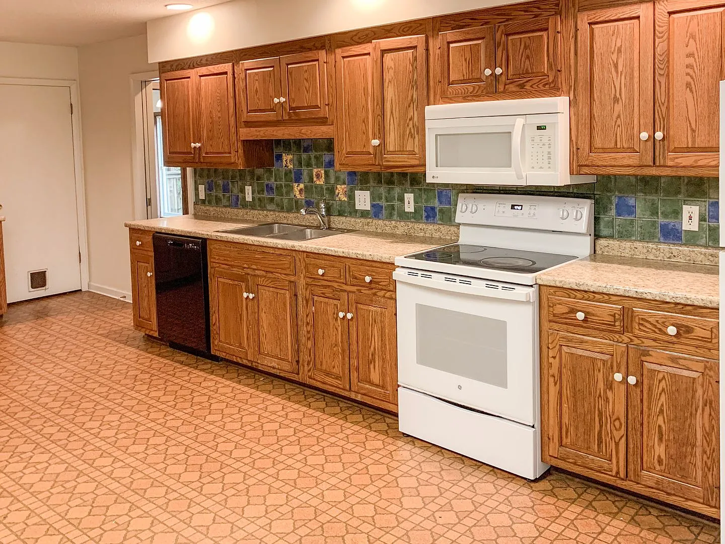 5 bedroom, 2 bathroom house (238 Spear St) — Photo 3