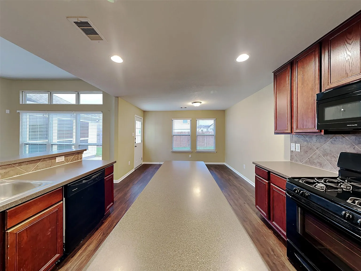 3 bed, 2.0 bath, 2293 sqft, $2,295 — Photo 3