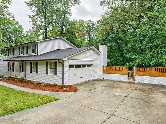 2nd image of 3732 Cherokee Pl SE