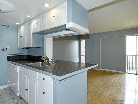 2nd image of 1300 Army Navy Dr APT 811