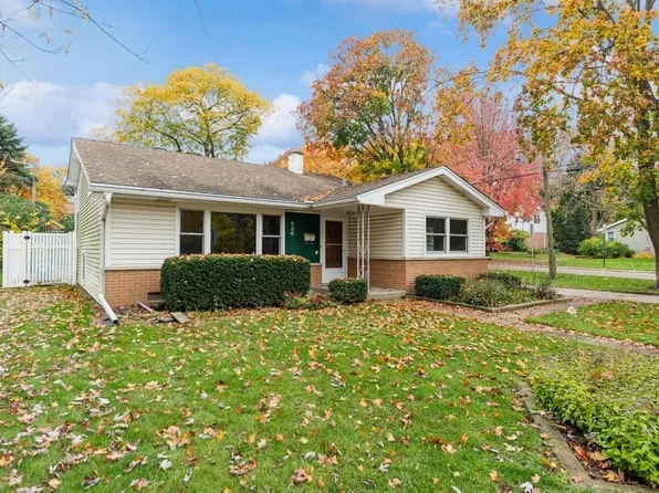 526 Ash St, Libertyville, IL 60048