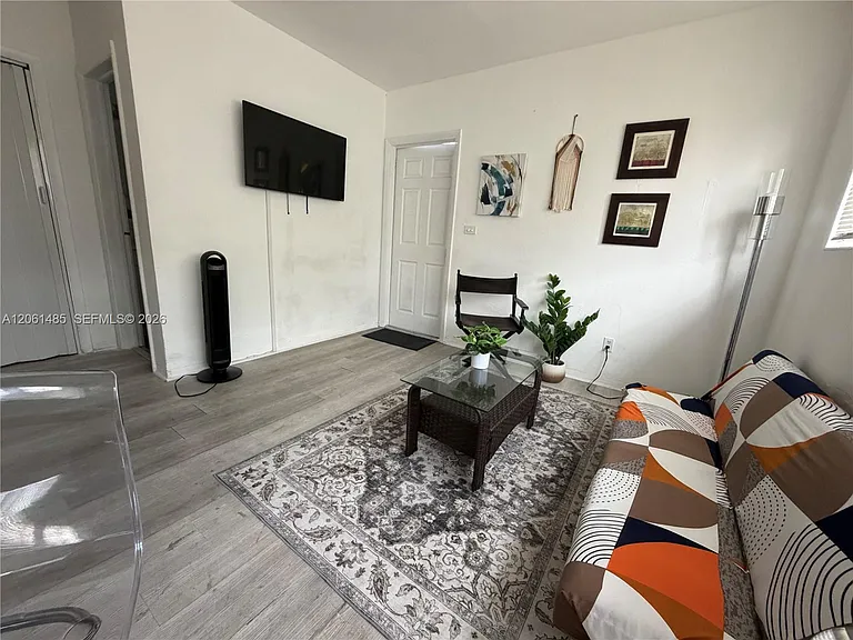461 SW 6th St #6 — Photo 1