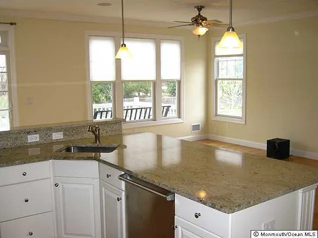 606 Park Ave — Photo 15