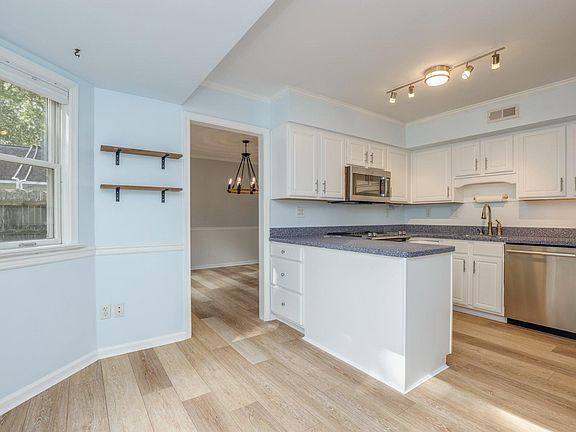 5th image of 521 Shakespeare Dr