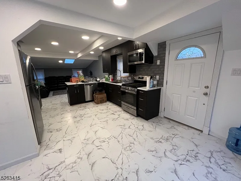 1 bed, 1.0 bath, $2,400 — Photo 3