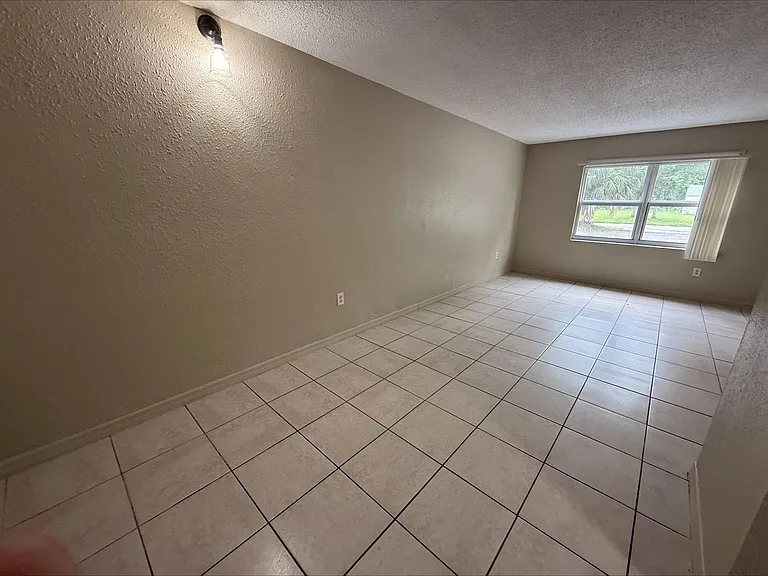 2325 Crawford St — Photo 2