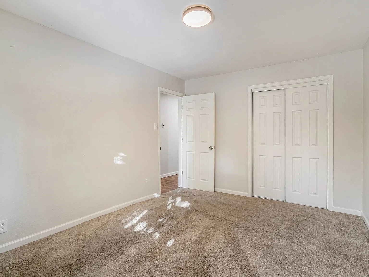 5 bed, 1.0 bath, 2400 sqft, $595 — Photo 3