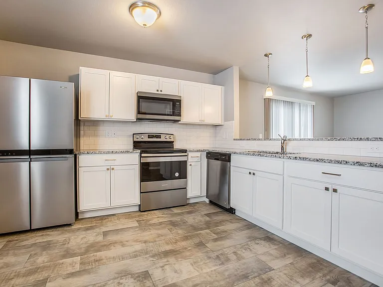 2401 Richardson Ct — Photo 2
