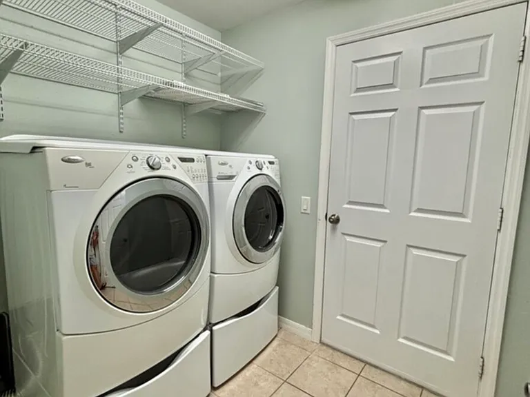 1405 Trafalgar Pkwy — Photo 20