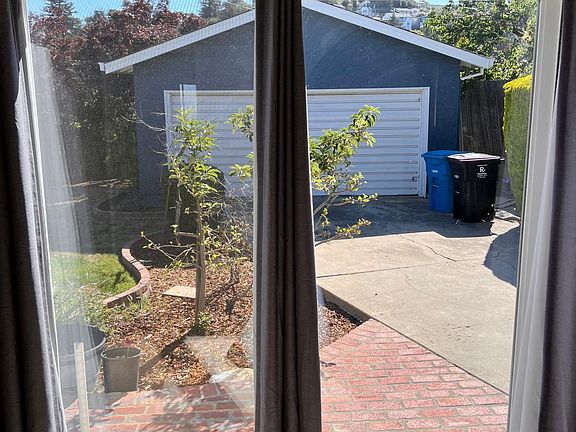 4th image of 320 Chestnut St