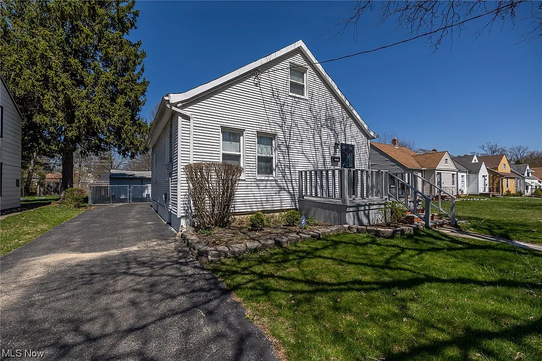 19509 Sunset Dr photo 1